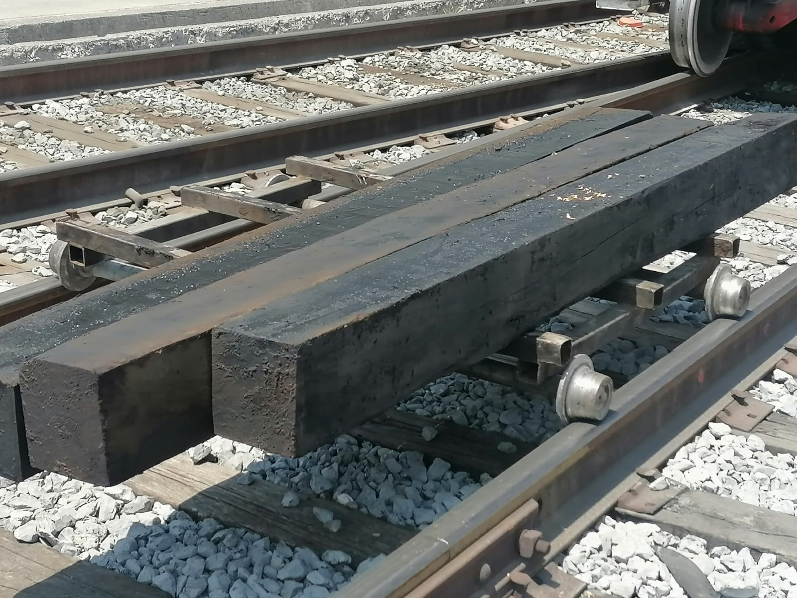 Suministros ferroviarios: rieles, durmientes, balasto y herrajes